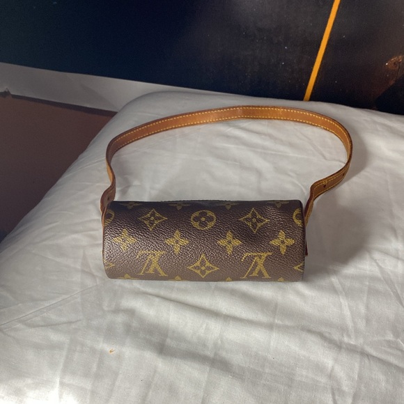 Small Louis Vuitton round bag longer strap great for a night on the town - Picture 4 of 6